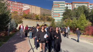 G&uuml;m&uuml;şhane &Uuml;niversitesi'nde Sessiz Y&uuml;r&uuml;y&uuml;ş: Şiddete Karşı Onurlu Duruş