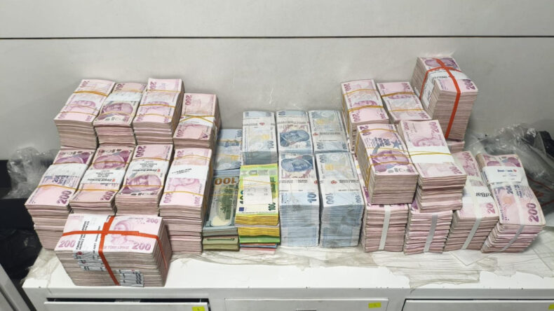 Hakemlerin Hesaplarına da G&ouml;nderilmiş: Balya Balya Dolarlar Ortaya &Ccedil;ıktı