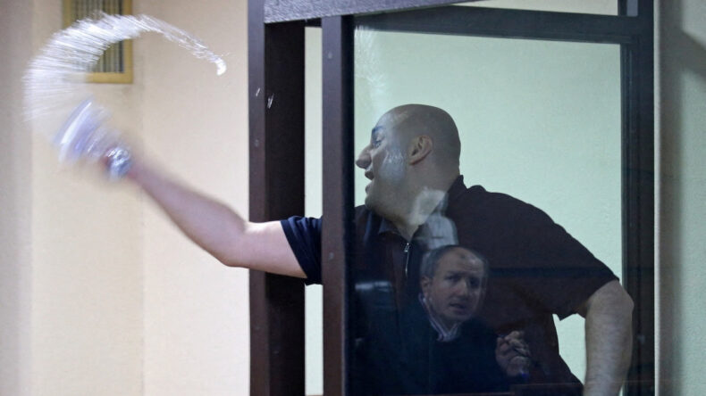 Hakime Su Fırlatan Muhalif Lidere Hapis Cezası