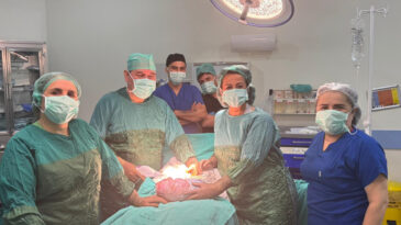 Halsizlik Nedeniyle Gitti, Karnından 5 Kiloluk Kitle Alındı