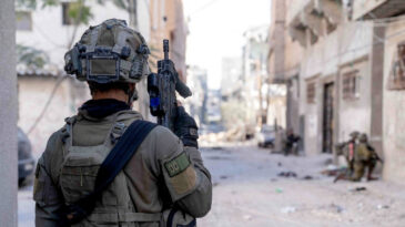 Hamas, İsrailli askerin cenazesini teslim etti