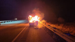 Hareket Halindeki Kamyonet Alevler İ&ccedil;inde Kaldı