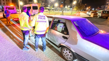 Hareketli Gece: Polisi Peşinde Koşturdu, Aracını Bırakıp Ka&ccedil;tı