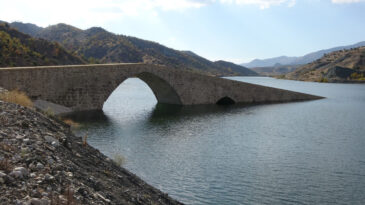Hasankeyf'ten Sonra Bir Tarih Daha Su Altında: 1500 Yıllık K&ouml;pr&uuml; Kayboluyor