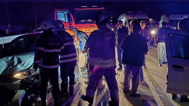 Hatay'da İki Araç Çarpıştı: 4 Yaralı