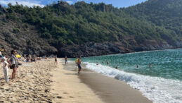 Hava 20, deniz 23 derece: Alanya’da plajlar doldu