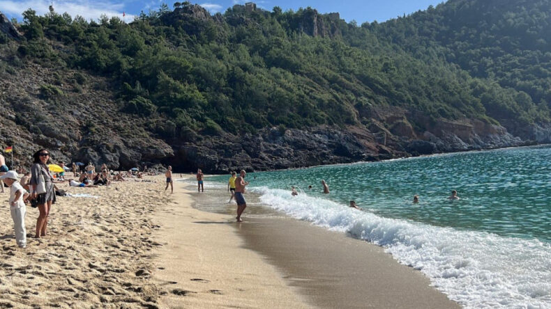 Hava 20, deniz 23 derece: Alanya’da plajlar doldu