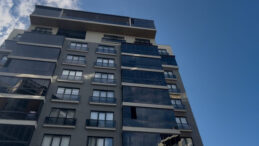 Hava almak için çıktığı 8. kattaki pencereden düşerek hayatını kaybetti