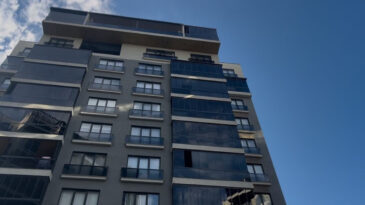 Hava almak i&ccedil;in &ccedil;ıktığı 8. kattaki pencereden d&uuml;şerek hayatını kaybetti