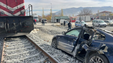 Hemzemin Ge&ccedil;itteki Otomobile Lokomotif &Ccedil;arptı