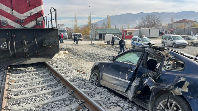 Hemzemin Geçitteki Otomobile Lokomotif Çarptı