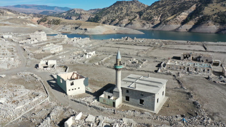 HES Barajında Su Seviyesi D&uuml;şt&uuml;, Tarihi K&ouml;y Tekrar Ortaya &Ccedil;ıktı
