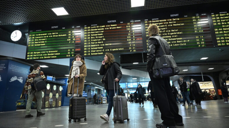 H&uuml;k&uuml;metin Kemer Sıkma Politikasına Karşı Grevler Başladı