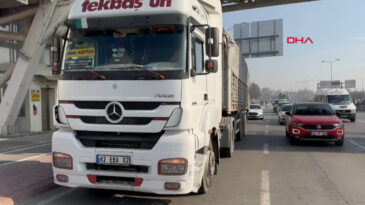 İki Ara&ccedil; Arasından Ge&ccedil;meye &Ccedil;alışan Motosikletli TIR Altında Kaldı