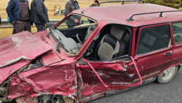 İki Ara&ccedil; &Ccedil;arpıştı: 2'si Ağır, 4 Yaralı