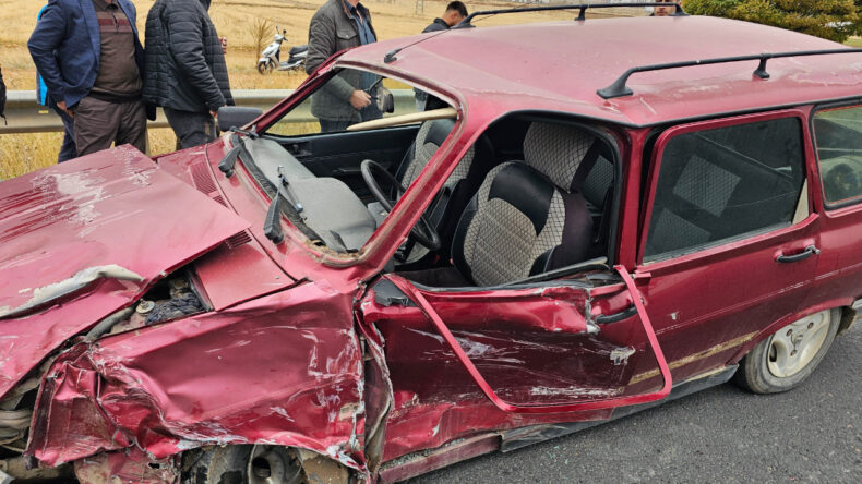 İki Ara&ccedil; &Ccedil;arpıştı: 2'si Ağır, 4 Yaralı