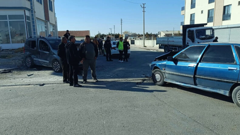 İki Araç Çarpıştı: 7 Yaralı