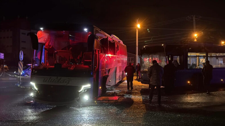 İki Otob&uuml;s&uuml;n &Ccedil;arpışması Sonucu 9 Yaralı