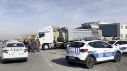 İki TIR &Ccedil;arpıştı: 1 Kişi Ara&ccedil;ta Sıkıştı