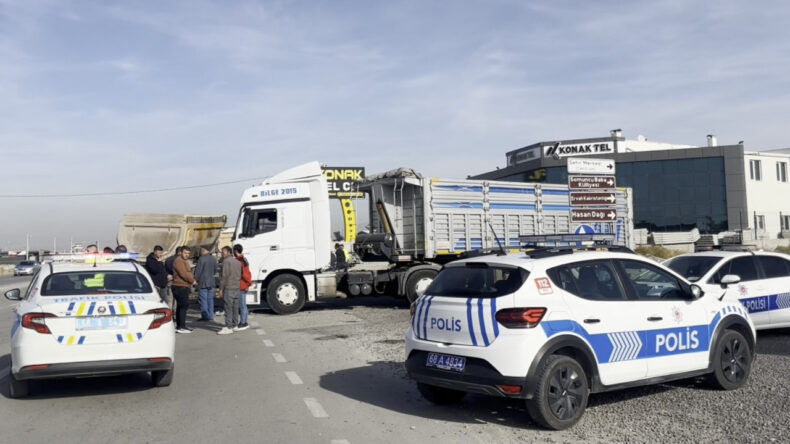 İki TIR &Ccedil;arpıştı: 1 Kişi Ara&ccedil;ta Sıkıştı