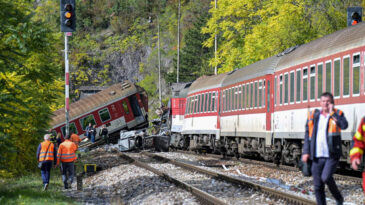 İki Tren &Ccedil;arpıştı: Onlarca Yaralı Var
