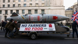 İngiltere'de &Ccedil;ift&ccedil;iler Ayaklandı