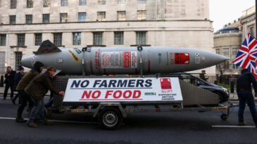 İngiltere'de &Ccedil;ift&ccedil;iler Ayaklandı