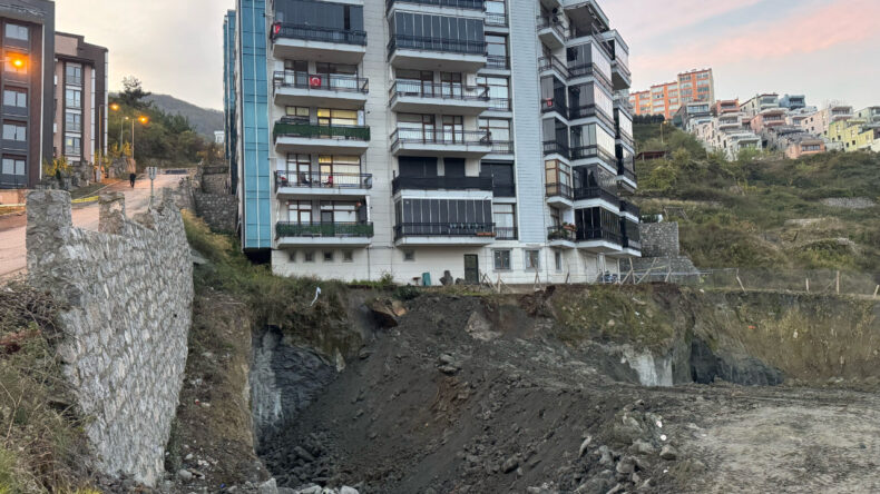 İnşaat Alanında Ger&ccedil;ekleşen G&ouml;&ccedil;&uuml;k Sonrası Yan Apartman Boşaltıldı