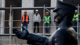 İnşaat işçileri iskelede Ata’ya saygı duruşunda