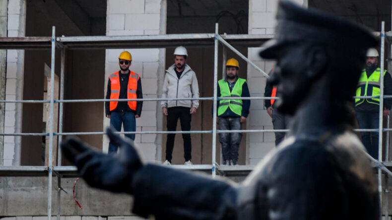 İnşaat işçileri iskelede Ata’ya saygı duruşunda
