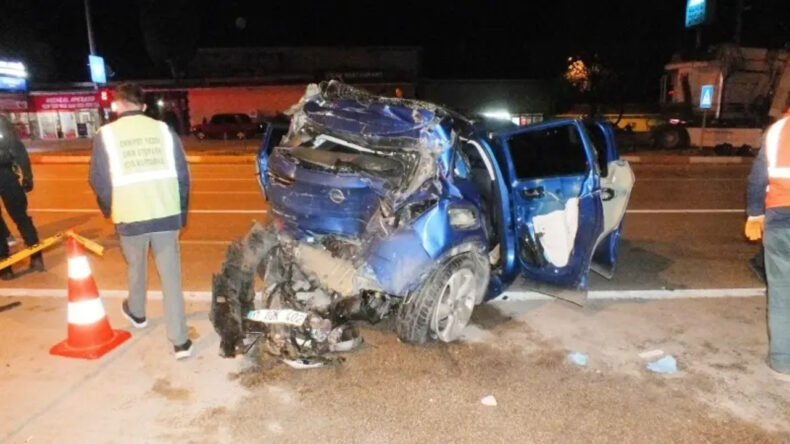 Işıkta Bekleyen Otomobile Tır Çarptı: Bir Ölü, Üç Yaralı