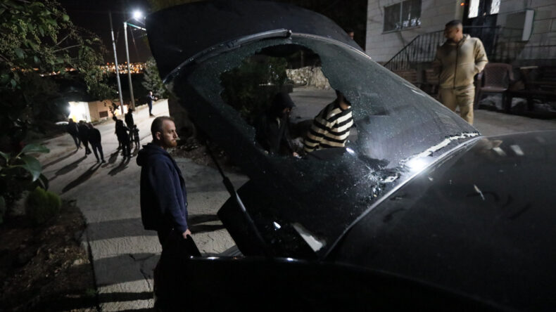 İsrailliler, Batı Şeria'da çok sayıda araç ve evi yaktı