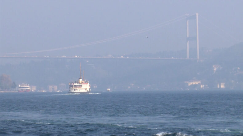 İstanbul Boğazı Sisle Kaplandı: Köprü Görünmez Hale Geldi