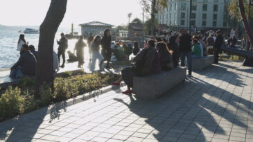 İstanbul'da G&uuml;neşli Hava, Sahilleri Doldurdu