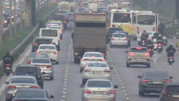 İstanbul'da Haftanın İlk G&uuml;n&uuml; Trafik Sorunu