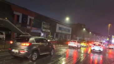 İstanbul'da Yağmur Trafiği Kilitledi