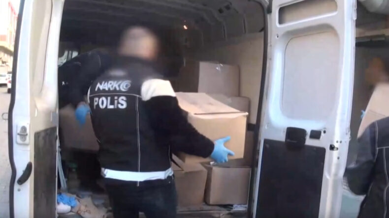 İstanbul'da Y&uuml;zlerce Kilo Uyuşturucu Ele Ge&ccedil;irildi