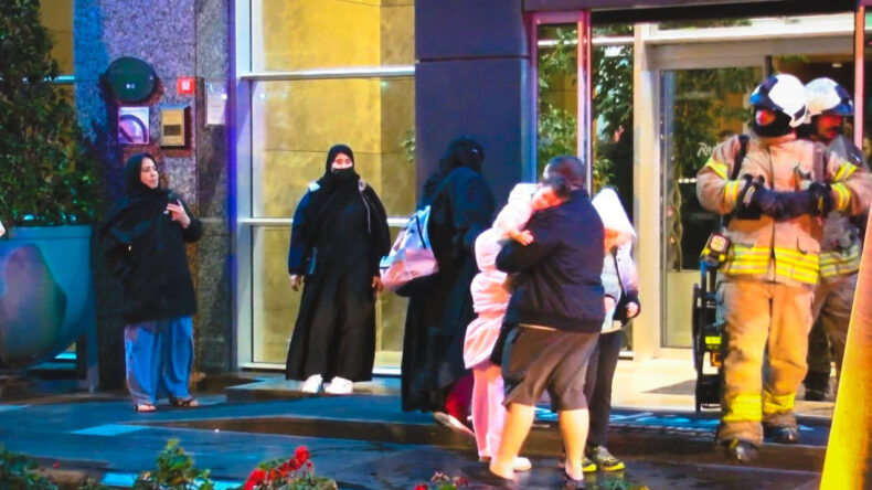 İstanbul'daki 27 Katlı Otelde Yangın &Ccedil;ıktı