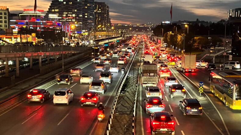 İstanbul&rsquo;da Trafik Kilitlendi