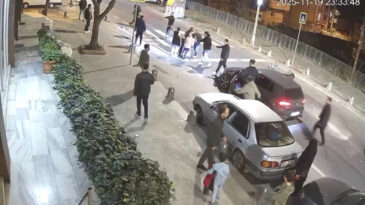 İşten Kovulunca Sinir Krizi Ge&ccedil;irdi, Kavga Sokağa Taştı