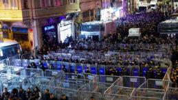 İstiklal Caddesi'nde Kadınların Y&uuml;r&uuml;y&uuml;ş&uuml;ne Polis M&uuml;dahalesi: G&ouml;zaltılar Ger&ccedil;ekleşti