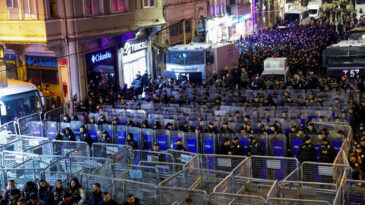 İstiklal Caddesi'nde Kadınların Y&uuml;r&uuml;y&uuml;ş&uuml;ne Polis M&uuml;dahalesi: G&ouml;zaltılar Ger&ccedil;ekleşti