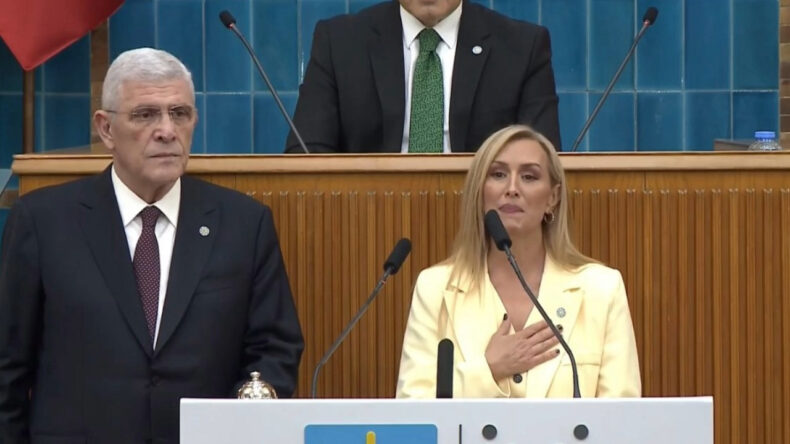 İYİ Parti'ye katıldı, rozetini M&uuml;savat Dervişoğlu taktı