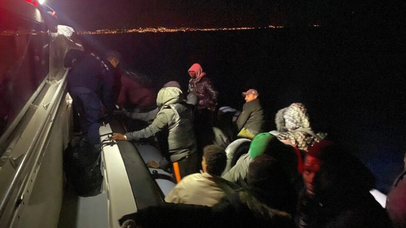 İzmir Açıklarında 43 Göçmen Yakalandı