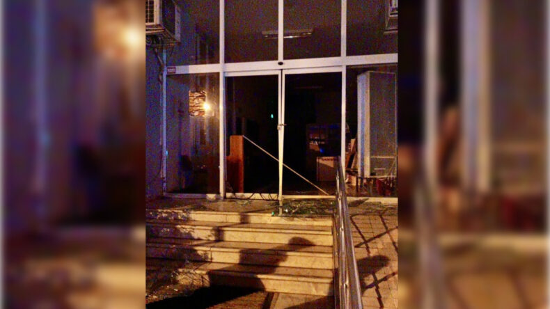 İzmir'de Belediye Binasına Taşlı Saldırı