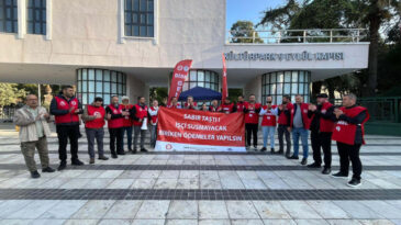 İzmir'de Belediye İş&ccedil;ileri Oturma Eyleminin 2. G&uuml;n&uuml;nde