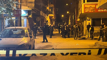 İzmir&rsquo;de Sokak Ortasında Silahlı Saldırı: 1 &Ouml;l&uuml;, 3 Yaralı