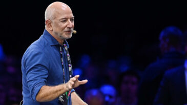 Jeff Bezos, İş Hayatına Geri D&ouml;n&uuml;yor