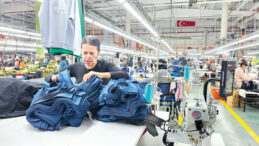 Kadınlar, Diktiği Tiş&ouml;rt&uuml; Alamıyor