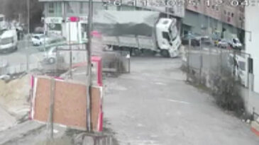 Kamyon Virajda &Ccedil;ektiği Aşırı Y&uuml;kle Yan Yattı